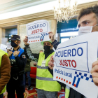 Agentes de la Policía Local se manifiestan durante un pleno municipal del Ayuntamiento de Burgos. SANTI OTERO