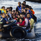Una balsa con inmigrantes en el Mediterráneo.-/ DIMITAR DILKOFF (AFP)