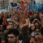 Integrantes de las Madres de Plaza de Mayo y simpatizantes durante la ronda 2000, el jueves en Buenos Aires.-EFE / ALBERTO ORTIZ