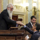 Agustín Zamarrón saluda a Pedro Sánchez ayer en el Congreso.-ECB
