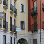 Varios carteles de venta cuelgan de las ventanas de un rincón de la capital burgalesa.-RAÚL G. OCHOA