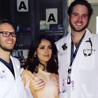 Salma Hayek, con la camiseta que representa unas manos cogiéndole los pechos, posa con los doctores que la han atendido de urgencia en el hospital.-INSTAGRAM