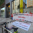 Un grupo de representantes de la asamblea se concentraron ayer ante la Inspección de Trabajo.-ISRAEL L. MURILLO