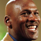 La estrella de la NBA Michael Jordan posa sonriente instantes antes del inicio de una gala.-REUTERS / STR