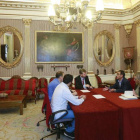 El alcalde preside la mesa en la que están presentes representantes de los sindicatos y la patronal.-RAÚL G. OCHOA