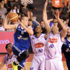 Maresch busca línea de pase tras ganar línea de fondo en un lance del partido de ayer.-ISRAEL L. MURILLO