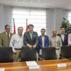 El consejero y los alcaldes de las cinco localidades rubricaron ayer los acuerdos de colaboración en Burgos.-S. O.