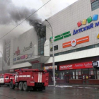 Las llamas se han apoderado del centro comercial de Kemerovo (Siberia), causando más de un centenar de muertos.-EMERGENCIES MINISTRY HANDOUT (EFE)