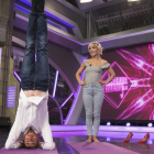 Pablo Motos, haciendo yoga con Elsa Pataky en 'El hormiguero'.-ATRESMEDIA