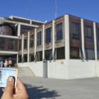 Imagen de un documento nacional de identidad tomada frente a la comisaría de Policía de Burgos.-ICAL
