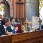 Blasco muestra el documento de inversiones en Gamonal lanzado por el PSOE. ECB