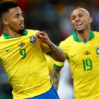 Gabriel Jesus, perseguido por Everton, celebra el segundo gol, obra suya.-EFE / YURI EDMUNDO