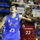 Huskic gana la posición a Ehigiator en un lance del partido de ayer.-TWITTER / @BFUENLABRADA