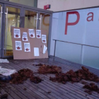 Excrementos frente al Palacio de Justicia de Girona.-EL PERIÓDICO