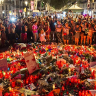 Peluches, velas, dibujos y notas depositadas en memoria de las víctimas del atentado en el Pla de lOs a la Rambla de Barcelona.  /-JORDI COTRINA