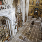 La arquitectura gótica de la iglesia de San Esteban abraza las piezas llegadas de toda la Diócesis.-Santi Otero