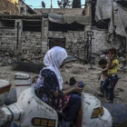 Niños sirios juegan en un carrusel durante el segundo día de la festividad musulmana de Eid Al Adha, en Douma, este martes.-EFE / MOHAMMED BADRA