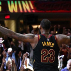 Lebron James celebra la victoria de los Cavs tras anotar el tiro decisivo.-GREGORY SHAMUS