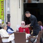 Un camarero atiende una mesa en una terraza de Burgos. El paro en el sector Servicios es el que más baja.-RAÚL OCHOA