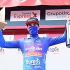 Mario Aparicio subió al podio como ganador del premio al mejor ciclista burgalés en la XLIII Vuelta a Burgos. RICARDO ORDÓÑEZ