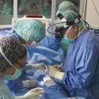 Personal médico se prepara para una operación quirúrgica.-ISRAEL L. MURILLO