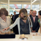 La reinaSofía observa una de las piezas delCenieh durante la inauguración en kulio de 2009.-ICAL