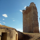 Los restos de la torre comparten el cerro con las bodegas.-