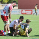 El doctor Salvat atiende a Álvaro González nada más producirse la lesión, el pasado domingo.-RAÚL OCHOA