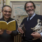 José María Izarra sujeta el libro divertido ante la ocurrencia de Juan Mons de salir con sus vacas.-Santi Otero