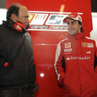 El fallecido Emilio Botín conversa con Fernando Alonso, en el circuito de Jerez, en una imagen del 2010.-EFE