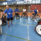 El técnico, Rodrigo Escudero, saluda a sus jugadores antes de iniciar la pretemporada, ayer, en el Talamillo.-ISRAEL L. MURILLO