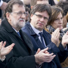 Mariano Rajoy y Carles Puigdemont, en el acto de homenaje de las víctimas de Germanwings, el pasado 23 de marzo.-FERRAN NADEU