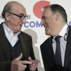 Jaume Roures, socio de Mediapro, y Javier Tebas, presidente de la Liga de Fútbol Profesional, durante un desayuno informativo, este martes.-Foto: EFE / EMILIO NARANJO