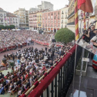 El músico burgalés Diego Galaz terminó su lectura del pregón con la interpretación de una pieza musical ante una Plaza Mayor abarrotada.-SANTI OTERO