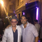 Bono, con un fan ante el pub Jockey de Valencia.-FACEBOOK