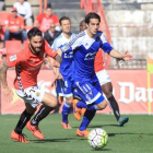 El jugador del Mirandés Provencio forcejea con un jugador del Nàstic en el duelo de ayer en el Nou Estadi-LaLiga.com