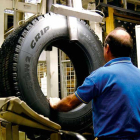 Un trabajador de la factoría de Michelin en Aranda de Duero supervisa uno de los neumáticos que allí se fabrican.