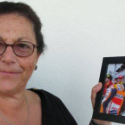 Giovanna Gianelli, dueña de la pizzería Isola di Capri de Phillip Island, posa con una fotografía en la que aparece con Marc Márquez.-Foto: EMILIO PÉREZ DE ROZAS