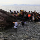 Un grupo de inmigrantes sirios llega este miércoles en lancha neumática a la costa de Mitilene, en la isla griega de Lesbos, tras cruzar el Mediterráneo.-Foto: EFE / ORESTIS PANAGIOTOU