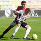 Juanma protege un balón ante un jugador del Salamanca-Israel L. Murillo