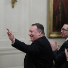 El secretario de Estado de EEUU, Mike Pompeo (izquierda), saluda tras recibir el reconocimiento de Donald Trump durante la conferencia de paz sobre Oriente Próximo, este martes, en Washington.-ALEX BRANDON (AP)