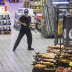 Imagem del supuesto terrorista durante el ejercicio.-SANTI OTERO