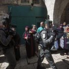 Agentes de policía israelís caminan junto a un grupo de mujeres palestinas en Jerusalén.-APC (EFE / ATEF SAFADI)
