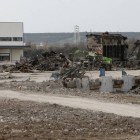 La parcela de la calle de la Bureba en la que se levantará la nueva fábrica presentaba ayer este aspecto, llena de escombros y con sólo alguna estructura metálica en pie.-RAÚL OCHOA