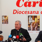 María Gutiérrez (Coordinadora Acción Social) y Jorge Simón (Director de Cáritas) flanquean al arzobispo de Burgos en la presentación de la memoria.