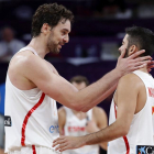 Pau Gasol celebra con Navarro la victoria en el partido por el bronce.-EFE