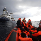 El buque Golfo Azzurro de la ONG Proactiva Open Arms rescata a 112 inmigrantes a bordo de una balsa a la deriva frente a la costa de Libia.-YANNIS BEHRAKIS