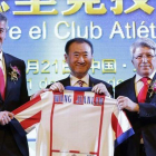 Wang Jianlin, presidente del grupo Wanda, sostiene una camiseta del Atlético de Madrid entre el director general, Miguel Ángel Gil, y el presidente, Enrique Cerezo, tras comprar un 20% del club por 45 millones de euros.-REUTERS / JASON LEE