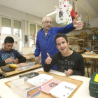 Domingo, en un taller de trabajo manual con Jairo y Darío..-RAÚL G. OCHOA
