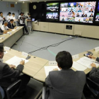 El gobierno de la isla de Hokkaido se reúne en una teleconferencia tras el lanzamiento del misil norcoreano.-AP / MASANORI TAKEI